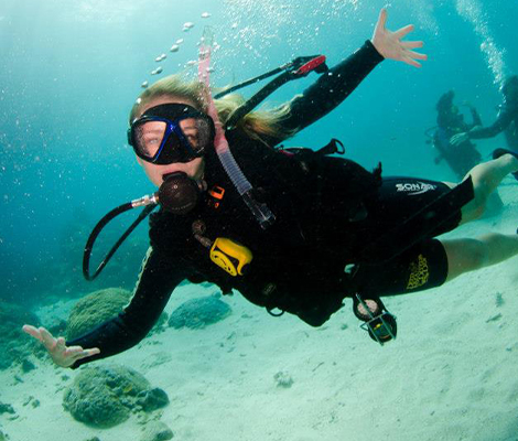 Student on exchange scuba diving in Australia