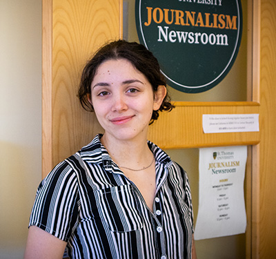 Giuliana Grillo de Lambarri in front of the Journalism newsroom